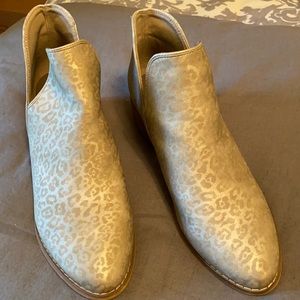 Corkys Boutique Wayland flat gold leopard pattern boots size 10
